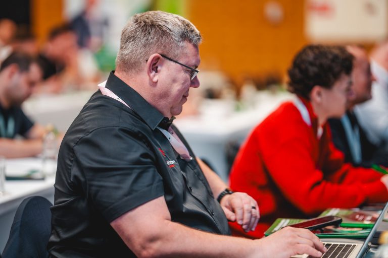 Mike Olaf Sartissohn am Konferenztisch bei einer Weiterbildung zur Digitalisierung im Mittelstand auf Mallorca im April 2026