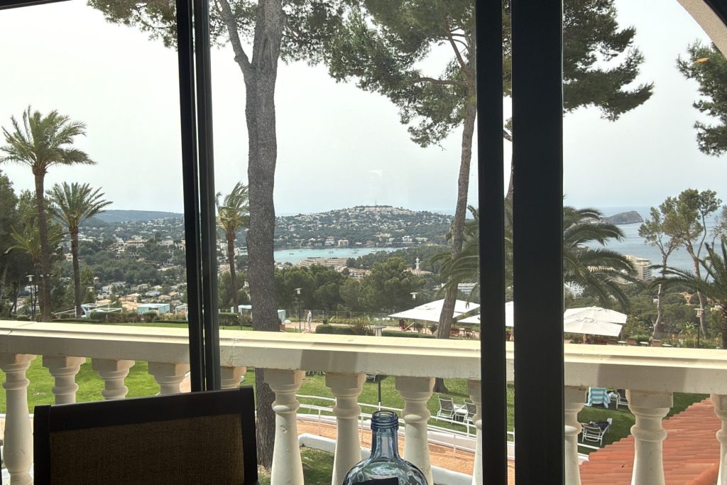 Blick vom Hotel auf eine Bucht auf Mallorca während der Weiterbildung zur Digitalisierung im Mittelstand