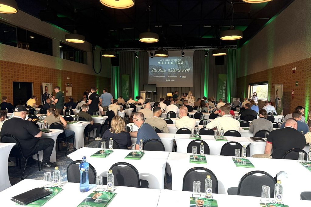 Konferenzraum mit Teilnehmenden, Blick Richtung Bühne, während der Unternehmertage auf Mallorca zur Weiterbildung Digitalisierung im Mittelstand