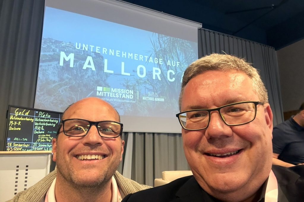 Selfie Geschäftsführer Mike Olaf Sartissohn und Teilnehmer der Konferenz bei den Unternehmertage auf Mallorca April 2026