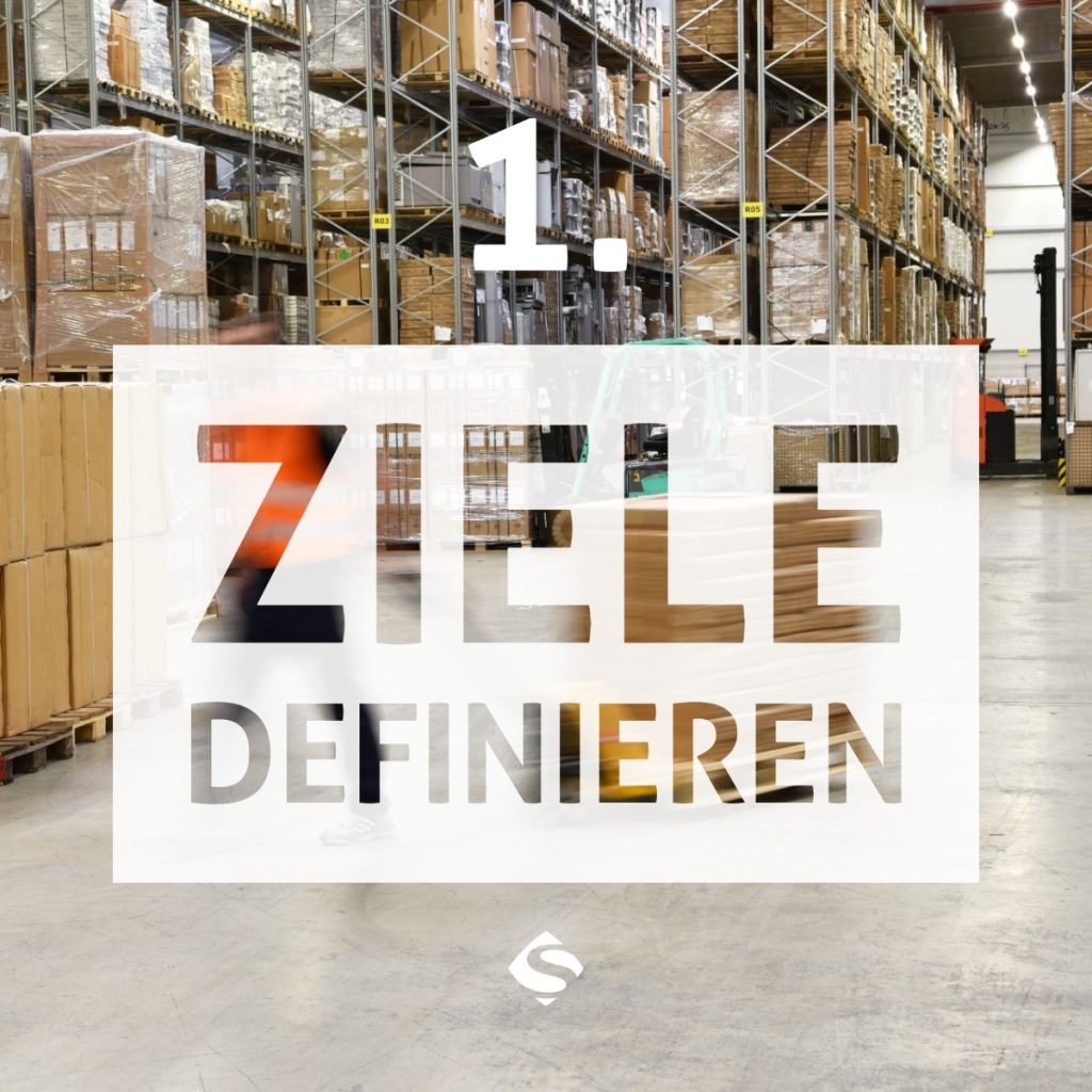 Grafik In 5 Schritten zur erfolgreichen ERP-Einführung. Text auf Bild "Schritt 1: Ziele definieren" + Logo Sartissohn Software. Hintergrund Lagerhalle