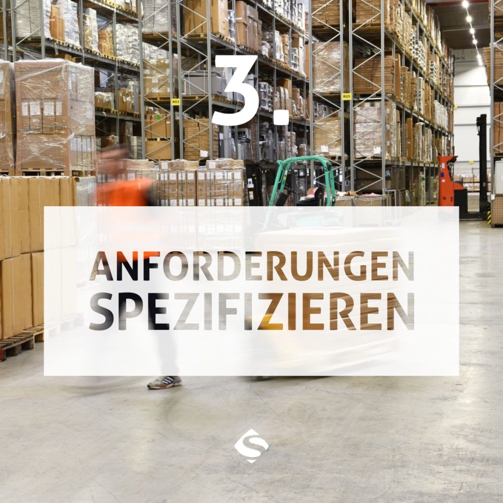 Grafik In 5 Schritten zur erfolgreichen ERP-Einführung. Text auf Bild "Schritt 3: Anforderungen spezifizieren" + Logo Sartissohn Software. Hintergrund Lagerhalle