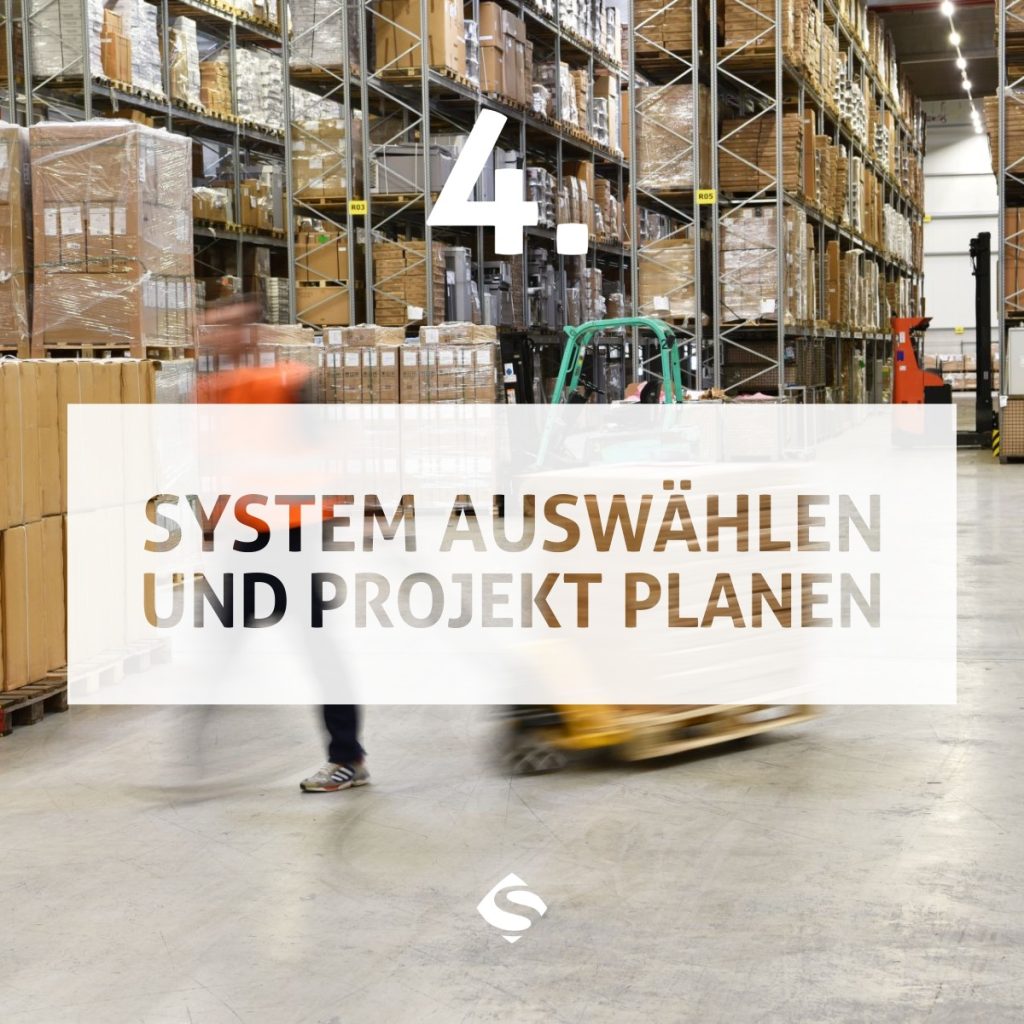Grafik In 5 Schritten zur erfolgreichen ERP-Einführung. Text auf Bild "Schritt 4: System auswählen und Projekt planen" + Logo Sartissohn Software. Hintergrund Lagerhalle