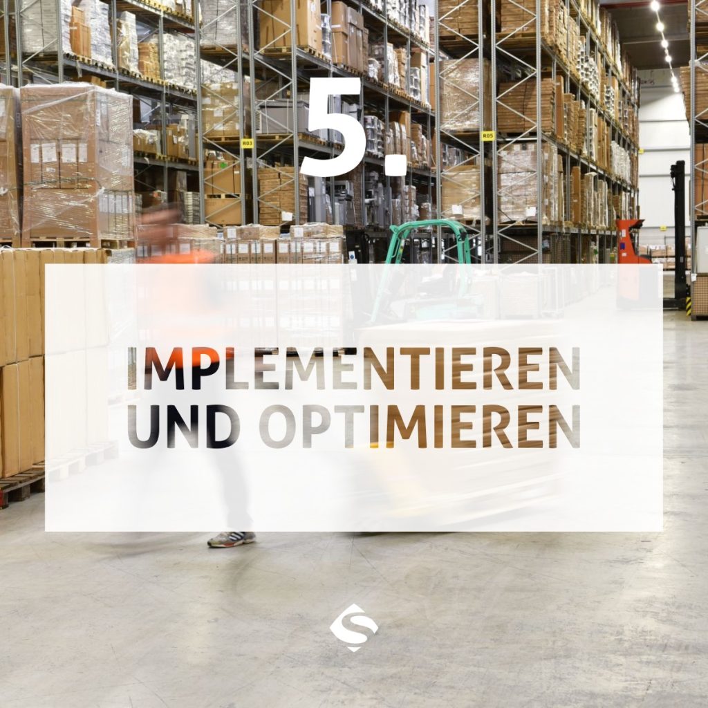 Grafik In 5 Schritten zur erfolgreichen ERP-Einführung. Text auf Bild "Schritt 5: Implementieren und optimieren" + Logo Sartissohn Software. Hintergrund Lagerhalle
